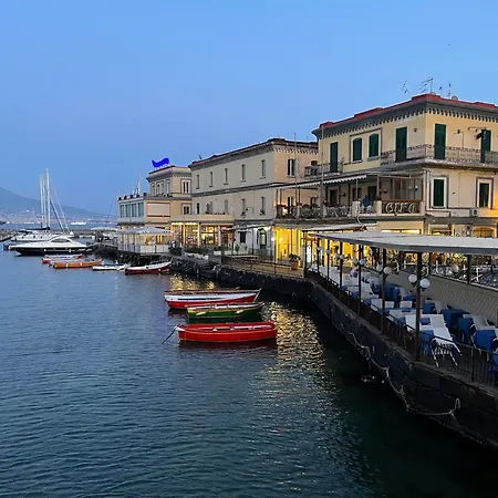 Cozy On The Seafront Napoli-mergellina Apartment *